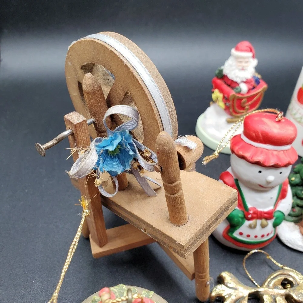 LOT OF 11 VINTAGE CHRISTMAS ORNAMENTS SNOWMAN SANTA Thimble hat SOLDIER globe be